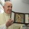 Ferenc pápa a Szűzanya képével.
