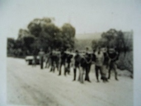 Katonák utat építenek 1941-ben valahol Komárom környékén