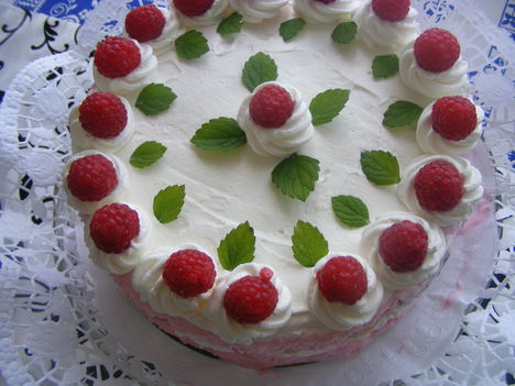 Sütés nélküli málna torta2