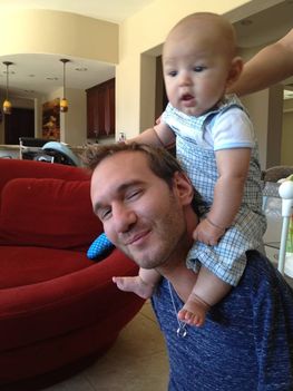 Nick Vujicic kisfiával a nyakában a tegnapi Apák napján...