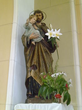 Szent József szobor a templomban