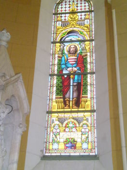 Szent Lászlót ábrázoló üvegablak a főoltár mögött