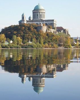 Az esztergomi bazilika a Duna felől 