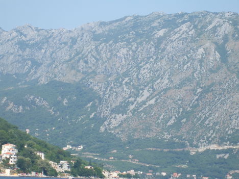 Peraszt város fölé magasodó szikla.