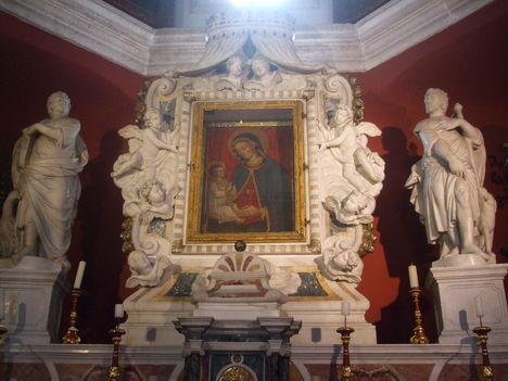 Szirti Madonna templomának oltára.