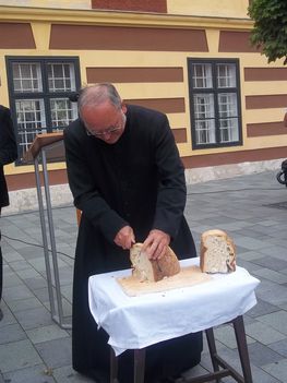 A megáldott kenyér megszelése (a város plébánosa)