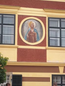 Szent István kép a kőszegi Városháza homlokzatán.
