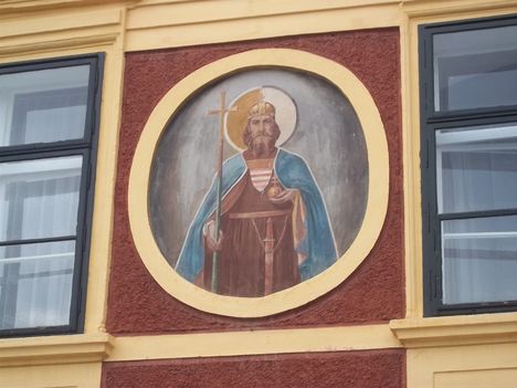 Szent István király kép a kőszegi Városháza homlokzatán.