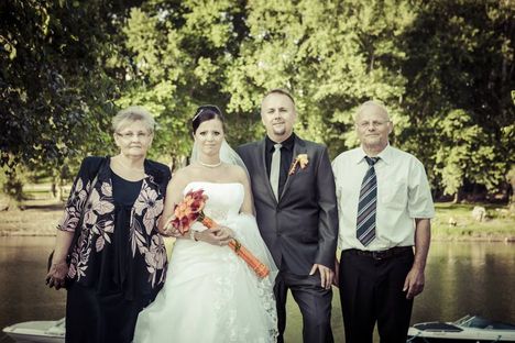 Tamás menyasszonyával és szüleivel