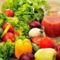 Az egészséges, friss, nyers zöldségek és gyümölcsök élénk színei