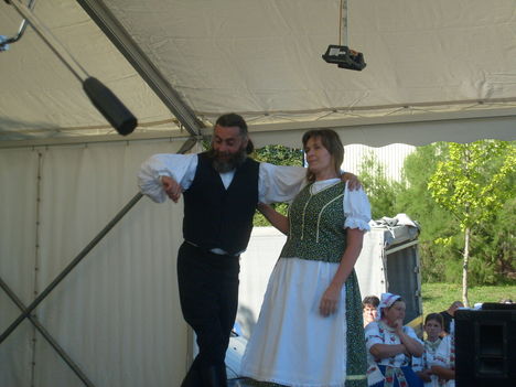Rétesfesztiválon,Marika lányom és partere tánc közben.