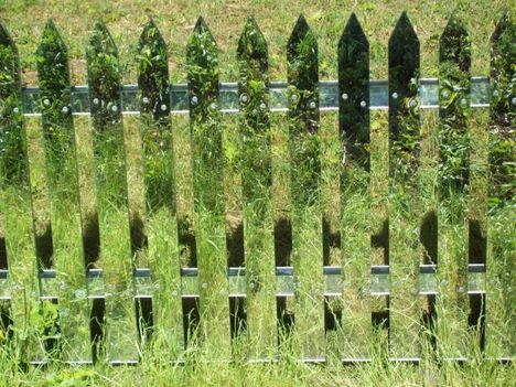 Láthatatlanná tehetitek a kerítést, ésvagy “tágíthatjátok” telketek határait ilyen tükör kerítéssel.