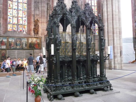 Nürnberg-Szt.Szébaldus bronz síremléke