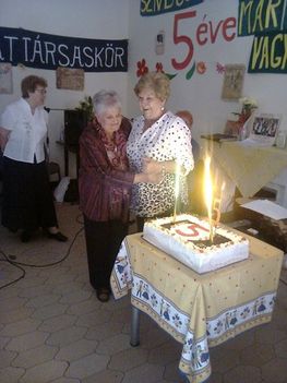 Az ünnepi tortánál az alapító, László M és a Kör díszvendége , Pásztor  Erzsi.