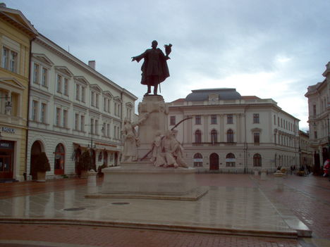 Klauzál tér a Kossuth szoborral