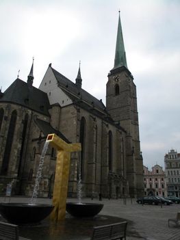 Pilzeni katedrális, modern szoborral 
