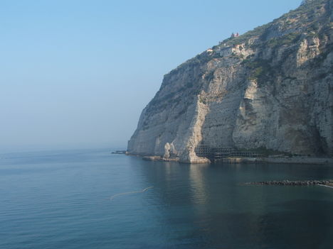 Tirrén-tenger 22 Meta szikláinál