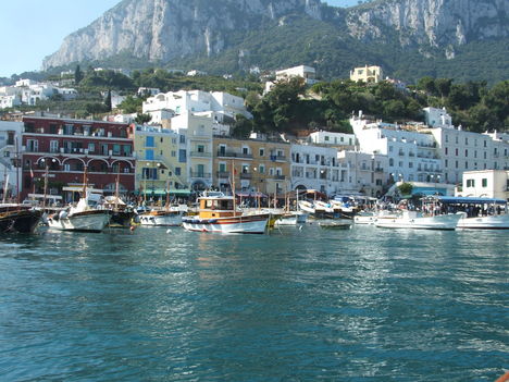 Tirrén-tenger 2 Capri kikötőjében