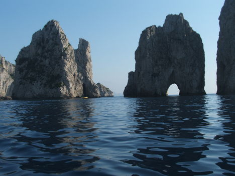 Tirrén-tenger 3 Caprin a Faraglioni-szikláknál