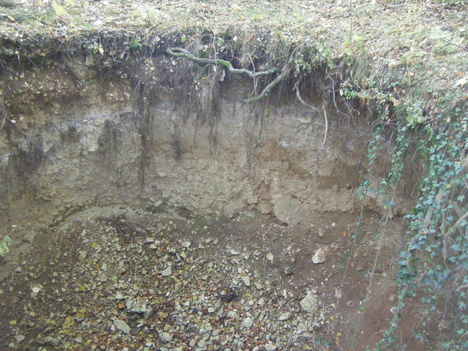 Büdös-Pest barlang beomlott felső bejárata