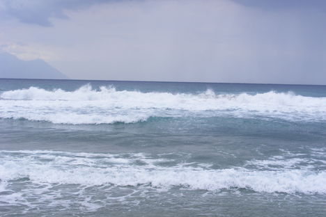 Hullámzás, jóformán szél nélkül, Sarti Beach