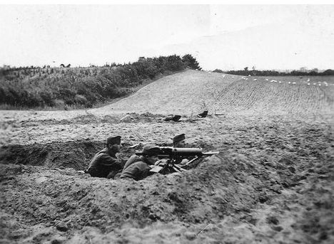 1942. Géppuskásraj tüzelőállásbanSchwarzlose 7