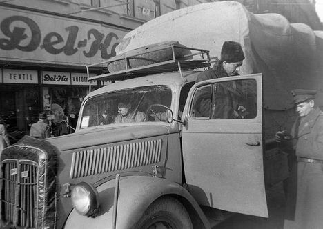 1950. Igazoltató rendőr a Nagykörúton. (Német Opel Blitz tgk