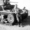 Magyar katona egy zsákmányolt M3 Stuart harckocsival. Kevesen tudják, hogy az USA tankokat is szállított a Szovjetuniónak a németek és szövetségeseik (olaszok, magyarok, románok) elleni harchoz