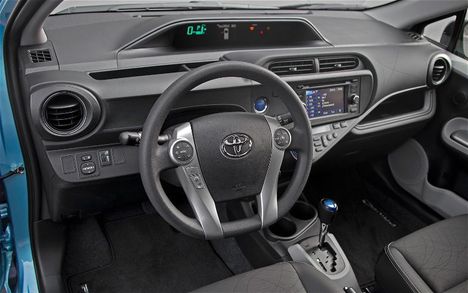 2012-Toyota-Prius-C-dash