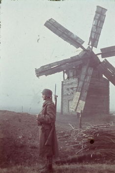 1942. Magyar katona és szélmalom