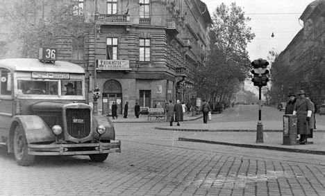 1948. Budapest, VI. Bajcsy-Zsilinszky út - Podmaniczky utca sarok. Mávag N26