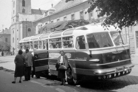 1958. Balassagyarmat, Rákóczi fejedelem út, háttérben a Szentháromság templom