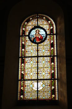 Máriát ábrázoló mozaik ablak