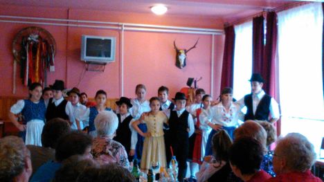 Nyugdíjasklub, iskolások tánca 2013. ősz