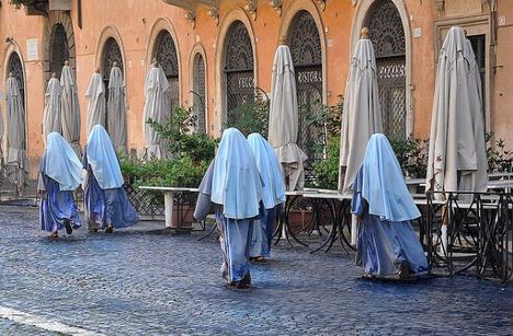 ernyők és apácák Rómában