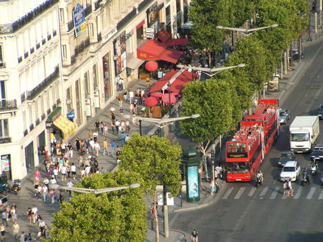 Délutáni nyüzsi a Champs-Elysées-n