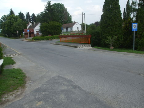Kisbajomi utcakép híddal