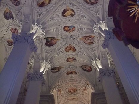 Mennyezeti freskók a Mariazelli bazilikában.