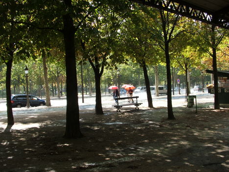 Nyári zápor a Champs-Elysées-n