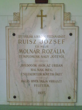 Ruisz József és neje Molnár Rozália síremléke a templomban