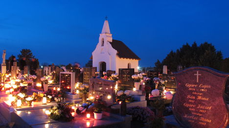 2013.Halottak napján a temetőben 10
