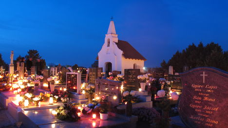 2013.Halottak napján a temetőben 4