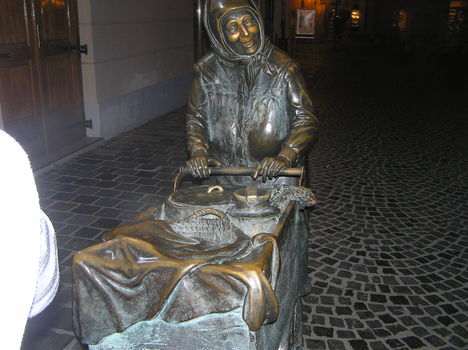 Kati néni szobor, Székesfehérvár