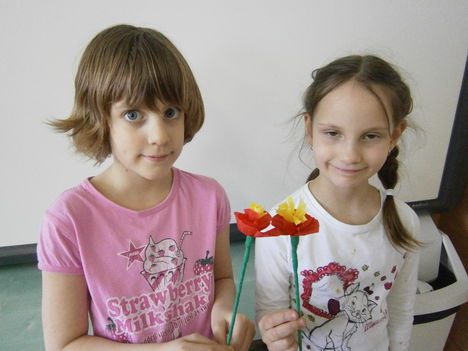 Kinga és Tündi virágot készített délután.