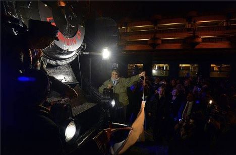 Presser Gábor Kossuth-díjas előadóművész, zeneszerző leleplezi a Locomotiv GT együttes nevét megörökítő feliratot a felújított 424.247-es gőzmozdonyon Budapesten, a Nyugati pályaudvaron