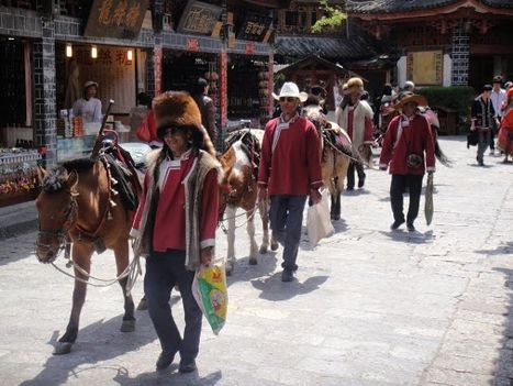 A helyi kisebbségi Naxi férfiak  Lijiang, Yunnan tartomány, Nyugat-Kínában