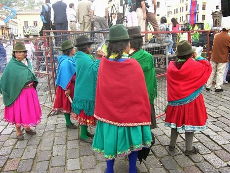 Ecuadori őslakosok Quito gyarmati központjaba