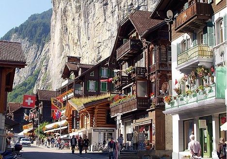 Svájc    Lauterbrunnen főutcája