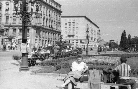 1953. Győr Városháza előtt