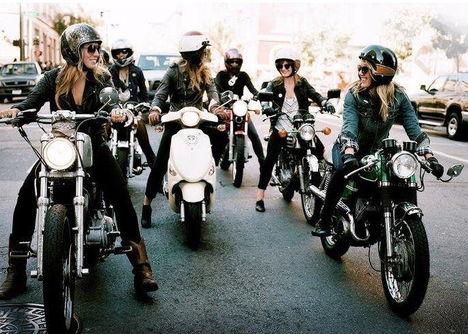 Motoros lányok